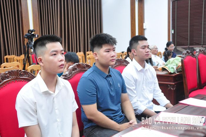 Các thí sinh trúng tuyển vào các học viện, trường quân đội năm 2026 dự buổi gặp mặt