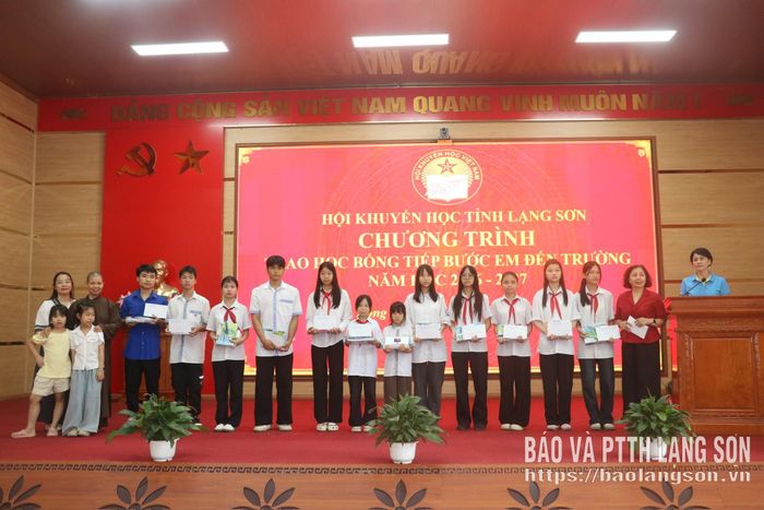 Lãnh đạo Hội Khuyến học tỉnh và đại diện chùa Yên Đức trao học bổng, quà cho học sinh có hoàn cảnh khó khăn trên địa bàn xã Đồng Đăng