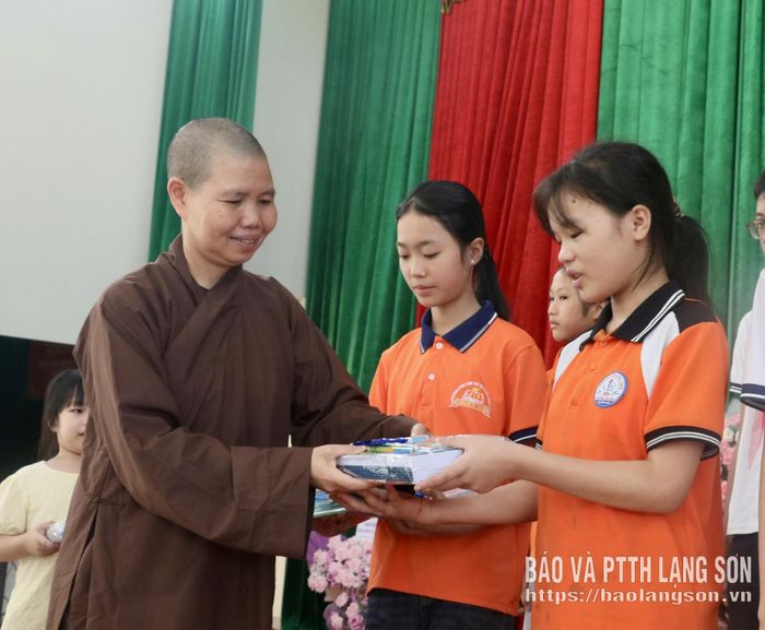 Đại diện chùa Yên Đức trao quà cho học sinh có hoàn cảnh khó khăn trên địa bàn xã Hoàng Văn Thụ