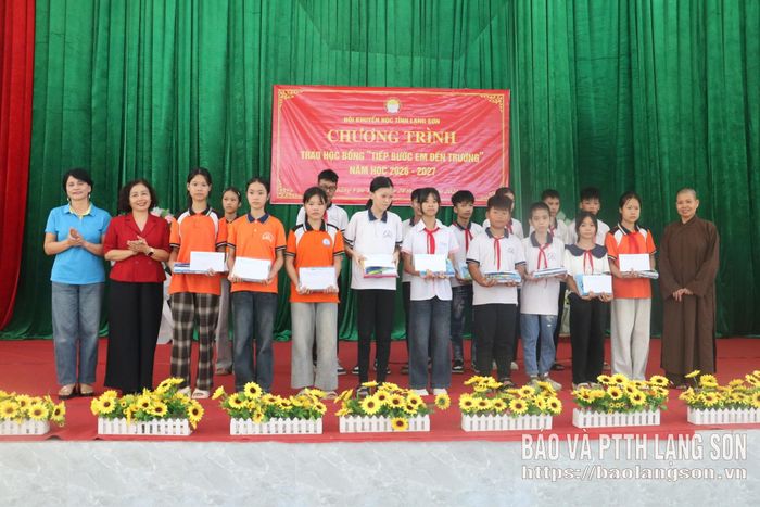 Lãnh đạo Hội Khuyến học tỉnh và đại diện chùa Yên Đức trao học bổng, quà cho học sinh có hoàn cảnh khó khăn trên địa bàn xã Hoàng Văn Thụ