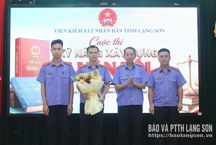 Ban Tổ chức trao giải Nhất cho đội thi Viện Kiểm sát nhân dân khu vực 3