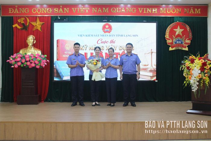 Ban Tổ chức trao giải Nhì cho đội thi Viện Kiểm sát nhân dân khu vực 2