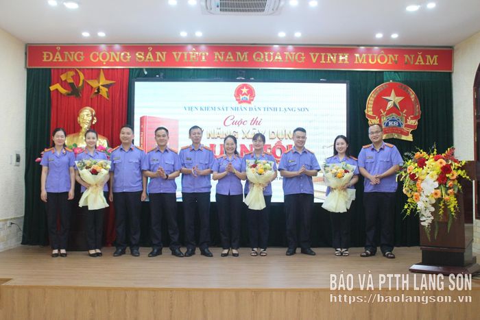 Ban Tổ chức trao giải Ba cho các đội thi