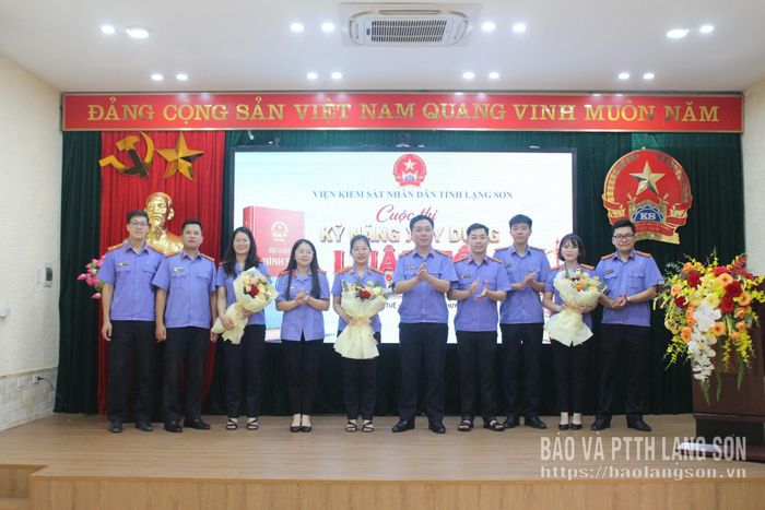 Ban Tổ chức trao giải Khuyến khích cho các đội thi