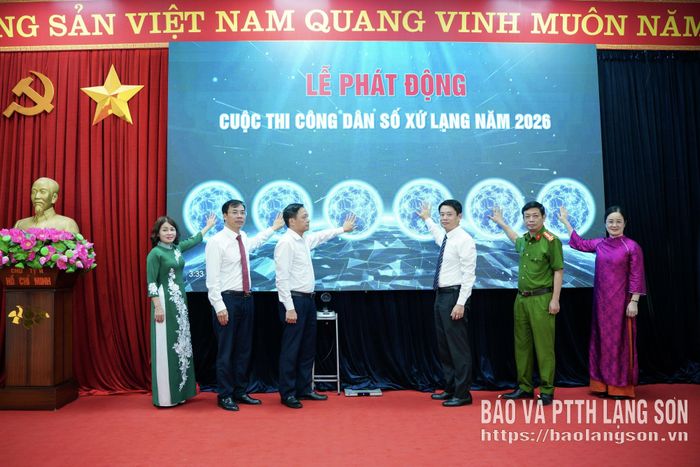 Các đại biểu nhấn nút phát động cuộc thi