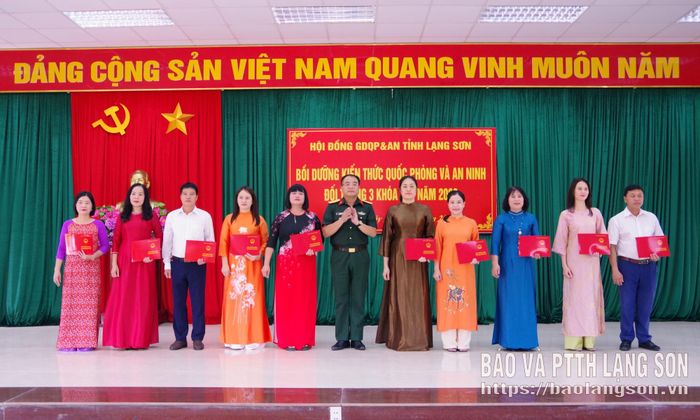 Lãnh đạo Bộ CHQS tỉnh trao giấy chứng nhận hoàn thành lớp bồi dưỡng kiến thức QP-AN đối tượng 3 cho các học viên