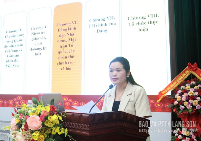 Lãnh đạo Ban Xây dựng đảng Đảng ủy phường quán triệt một số văn bản tại hội nghị