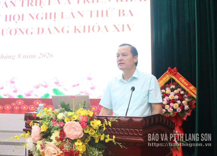 Đồng chí Phùng Quang Hội, Ủy viên Ban Thường vụ Tỉnh ủy, Bí thư Đảng ủy, Chủ tịch HĐND phường Đông Kinh phát biểu bế mạc hội nghị