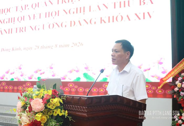 Đồng chí Phó Bí thư Đảng ủy, Chủ tịch UBND phường quán triệt, triển khai một số văn bản tại hội nghị