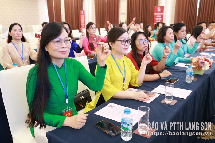 Các đại biểu biểu quyết bầu đoàn đại biểu đi dự đại hội cấp trên