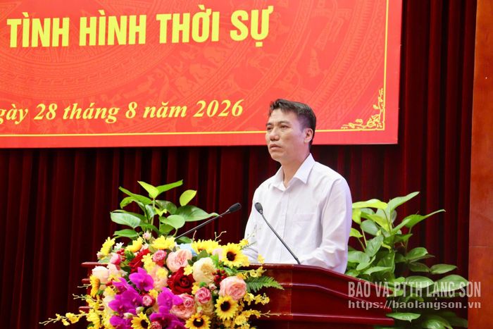 Đồng chí Phó Bí thư Đảng ủy UBND tỉnh phát biểu tại hội nghị