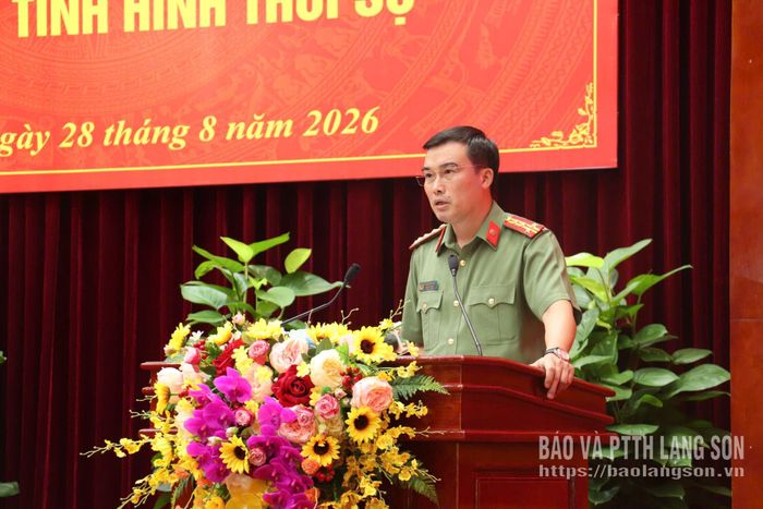 Báo cáo viên của Công an tỉnh thông tin một số nội dung liên quan tại hội nghị