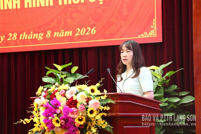 Báo cáo viên của Sở Tài chính truyền đạt, thông tin một số nội dung tại hội nghị