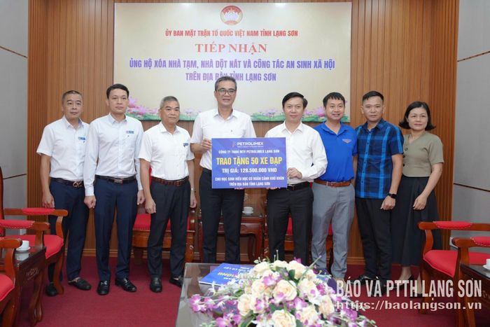 Đại diện Công ty TNHH MTV Petrolimex Lạng Sơn trao biểu trưng tặng 50 xe đạp cho học sinh hiếu học có hoàn cảnh khó khăn trên địa bàn tỉnh