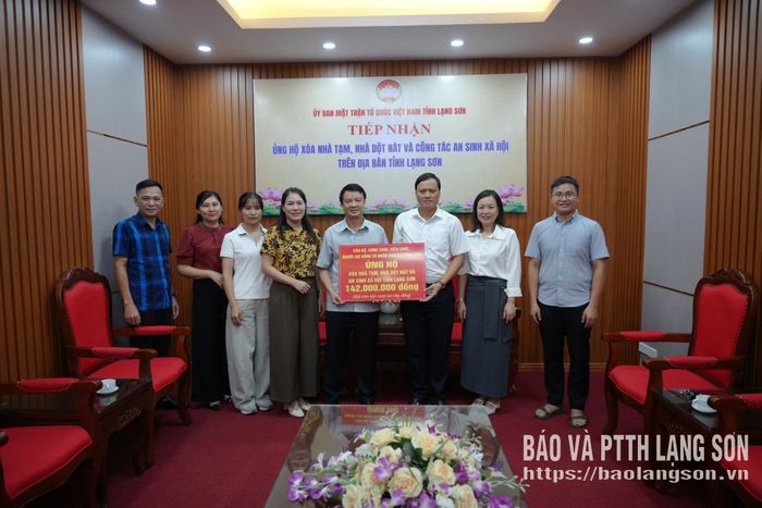 Đại diện cấp ủy, chính quyền xã Công Sơn trao biểu trưng ủng hộ xoá nhà tạm, nhà dột nát và an sinh xã hội trên địa bàn tỉnh