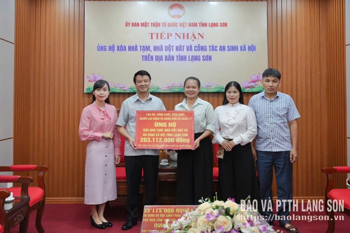 Đại diện cấp ủy, chính quyền xã Nhân Lý trao biểu trưng ủng hộ xoá nhà tạm, nhà dột nát và an sinh xã hội trên địa bàn tỉnh