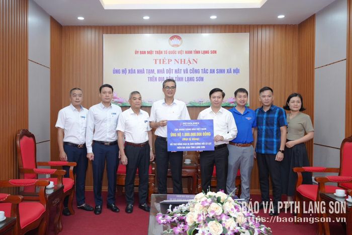 Đại diện Công ty TNHH MTV Petrolimex Lạng Sơn trao biểu trưng kinh phí của Tập đoàn Xăng dầu Việt Nam hỗ trợ đồng bào Lạng Sơn bị ảnh hưởng bởi lũ lụt