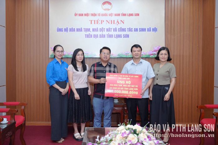 Đại diện Ban Quản lý Dự án Đầu tư xây dựng tỉnh trao biểu trưng kinh phí hỗ trợ xoá nhà tạm, nhà dột nát và an sinh xã hội trên địa bàn tỉnh