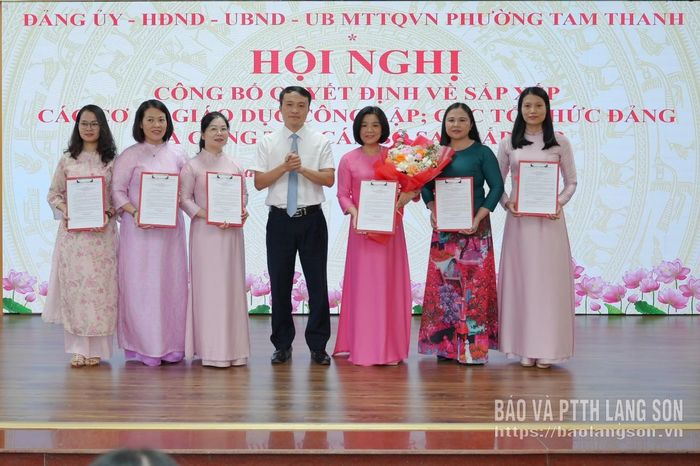 Lãnh đạo UBND phường trao Quyết định và tặng hoa chúc mừng Ban Chấp hành Đảng bộ Trường THCS Tam Thanh