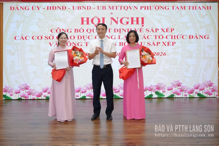 Lãnh đạo UBND phường trao Quyết định và tặng hoa chúc mừng các đồng chí lãnh đạo, quản lý của Trường THCS Tam Thanh