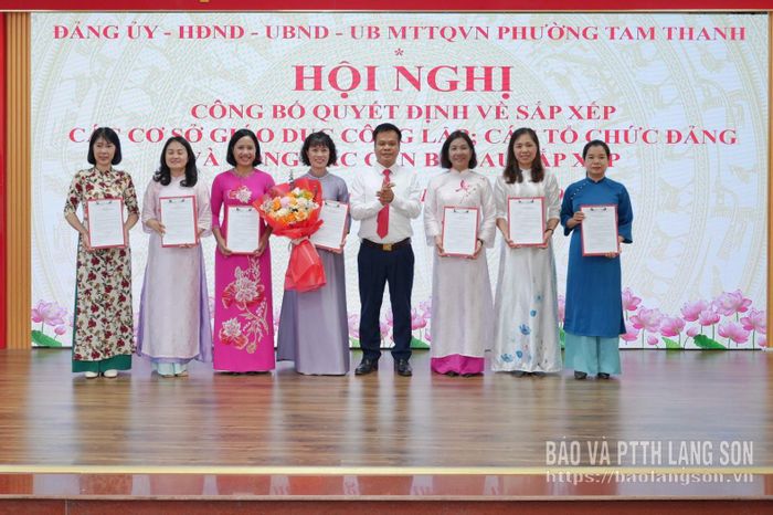 Lãnh đạo Đảng uỷ, HĐND phường trao Quyết định và tặng hoa chúc mừng Ban Chấp hành Đảng bộ Trường Tiểu học Hoàng Đồng