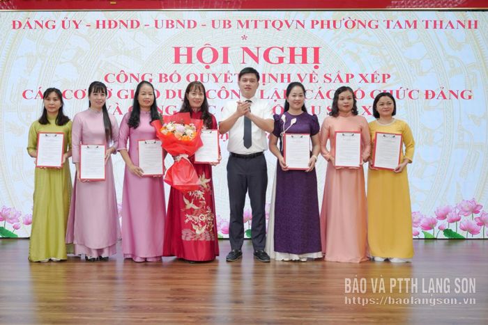 Lãnh đạo Đảng ủy phường trao Quyết định và tặng hoa chúc mừng Ban Chấp hành Đảng bộ Trường Mầm non Hoa Hướng Dương
