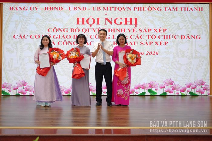 Lãnh đạo UBND phường trao Quyết định và tặng hoa chúc mừng các đồng chí lãnh đạo, quản lý của Trường Tiểu học Hoàng Đồng