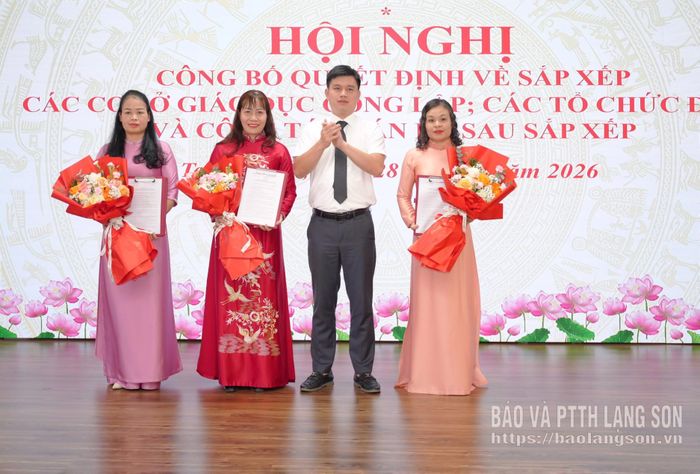 Lãnh đạo Đảng uỷ phường trao Quyết định và tặng hoa chúc mừng các đồng chí lãnh đạo, quản lý của Trường Mầm non Hoa Hướng Dương