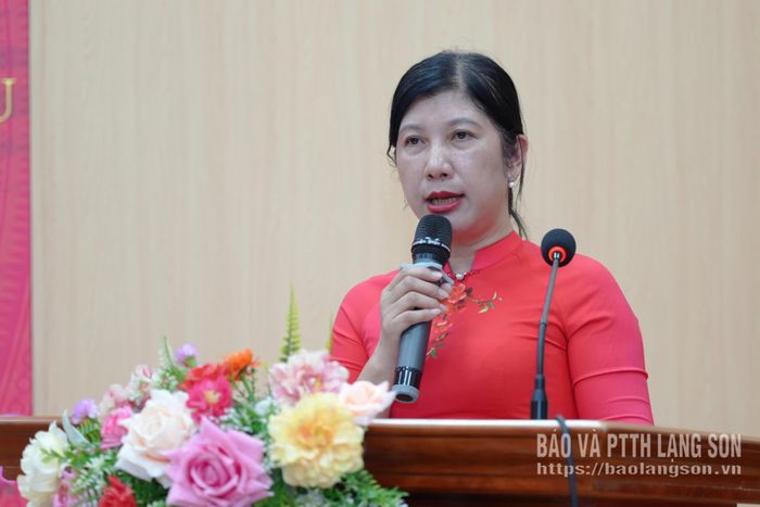 Đại diện Phòng Văn hóa - Xã hội phường trình bày báo cáo tổng kết năm học 2025-2026 và phương hướng nhiệm vụ năm học 2026-2027