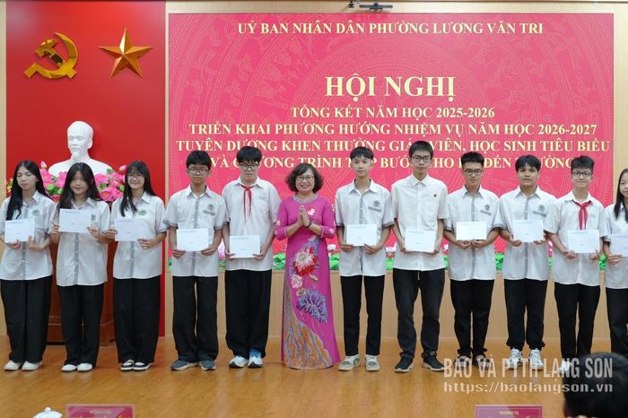 Lãnh đạo UBND phường trao thưởng cho các em học sinh có thành tích tốt trong học tập
