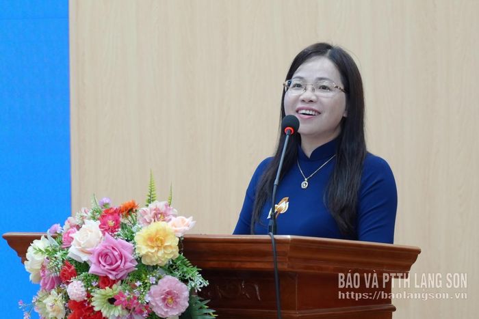 Đại diện lãnh đạo Trường Tiểu học Quảng Lạc trình bày tham luận tại hội nghị