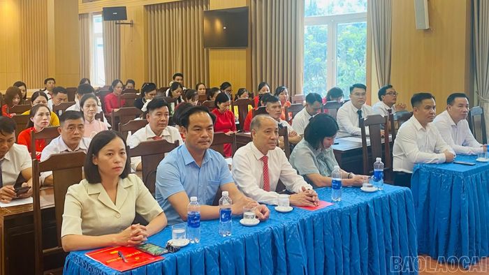 Đại biểu dự lễ bế giảng.