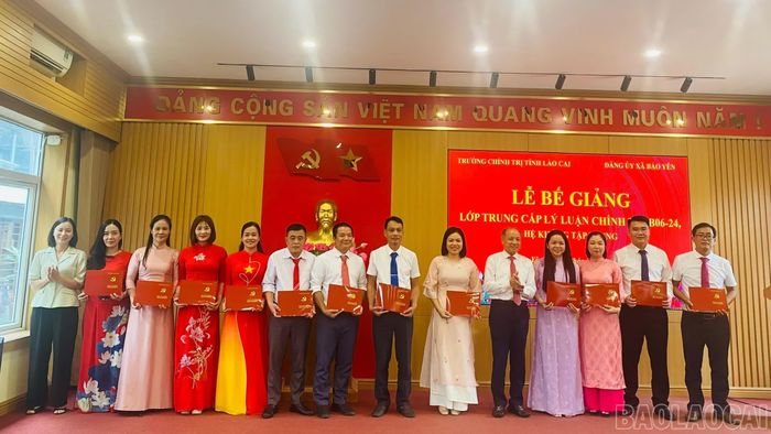 Ban Giám hiệu Trường Chính trị tỉnh Lào Cai và lãnh đạo các xã trao bằng tốt nghiệp cho các học viên.