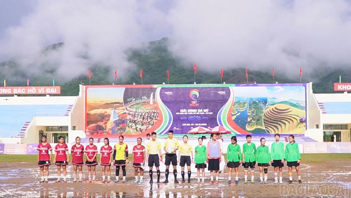 Đội hình ra sân của Đak Đoa (Gia Lai) và Lâm Bình (Tuyên Quang).