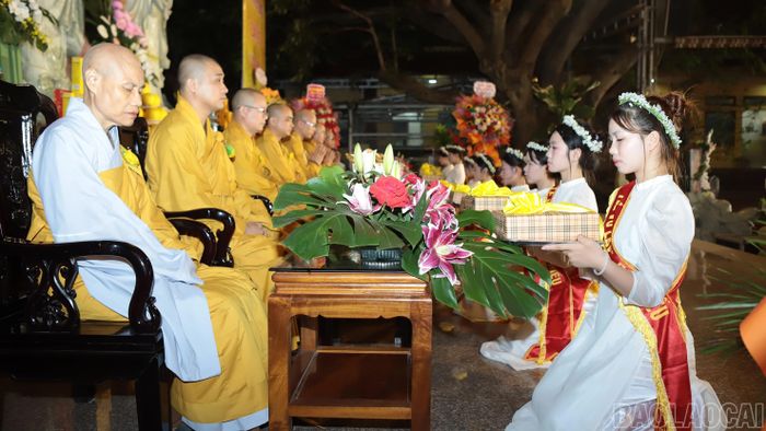 Nghi lễ dâng y cúng dàng.