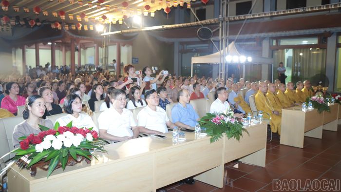 Đại biểu tham dự buổi lễ.