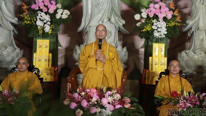 Thượng tọa Thích Minh Huy - Ủy viên Hội đồng Trị sự Giáo hội Phật giáo Việt Nam, Phó trưởng Ban Thường trực Ban Trị sự Giáo hội Phật giáo Việt Nam tỉnh Lào Cai phát biểu tại buổi lễ.
