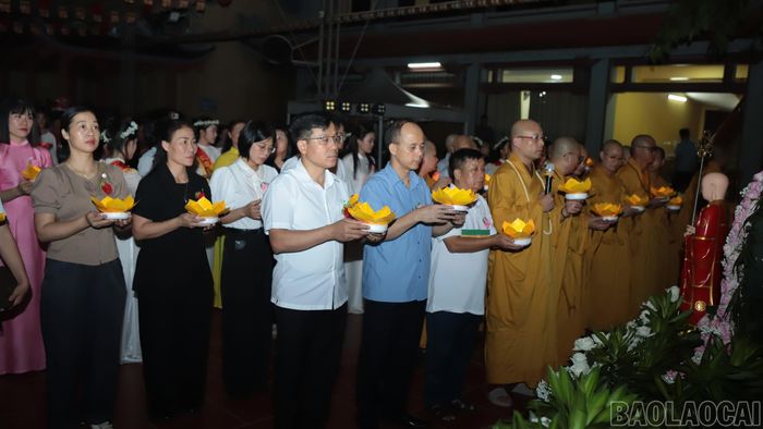 Các đại biểu thực hiện nghi lễ truyền đăng.