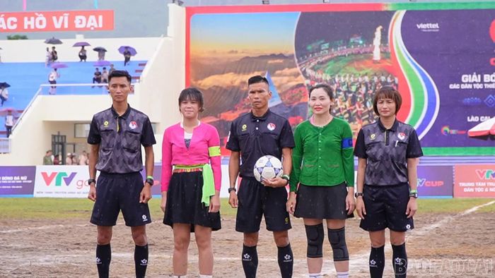 Đội trưởng hai đội chụp ảnh cùng tổ trọng tài trước khi bước vào trận đấu. (Ảnh: BTC cung cấp)