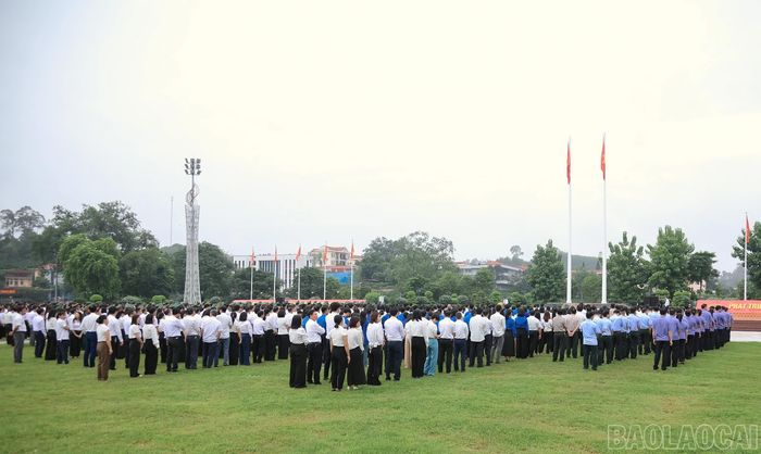 Quang cảnh lễ chào cờ.