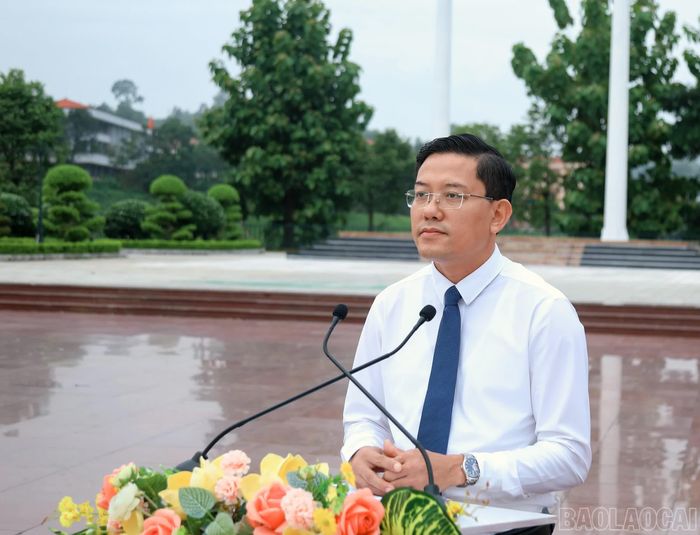 Đồng chí Phùng Nam Trung - Phó Trưởng ban Tuyên giáo Tỉnh ủy trình bày nội dung sinh hoạt tư tưởng dưới cờ.