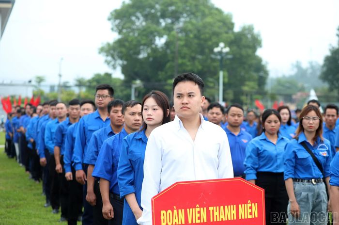 Các đại biểu dự Lễ chào cờ cấp tỉnh tháng 9.
