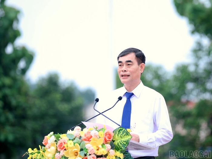 Đồng chí Đỗ Quang Minh - Phó Trưởng ban Thường trực Ban Tổ chức Tỉnh ủy công bố danh sách tập thể, cá nhân tiêu biểu được biểu dương tại lễ chào cờ.