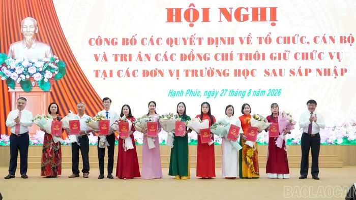 Lãnh đạo xã Hạnh Phúc trao quyết định bổ nhiệm cán bộ quản lý các đơn vị trường sau sáp nhập.