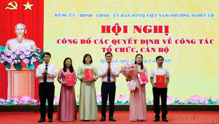  Trao quyết định cho Ban Giám hiệu Trường Tiểu học Hoàng Văn Thọ. 