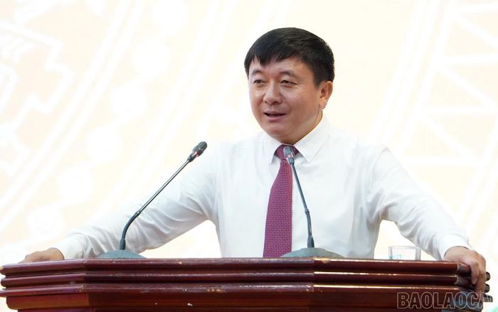 Đồng chí Giàng A Tông - Ủy viên Ban Thường vụ Tỉnh ủy, Bí thư Đảng ủy, Chủ tịch HĐND xã Hạnh Phúc phát biểu tại hội nghị.
