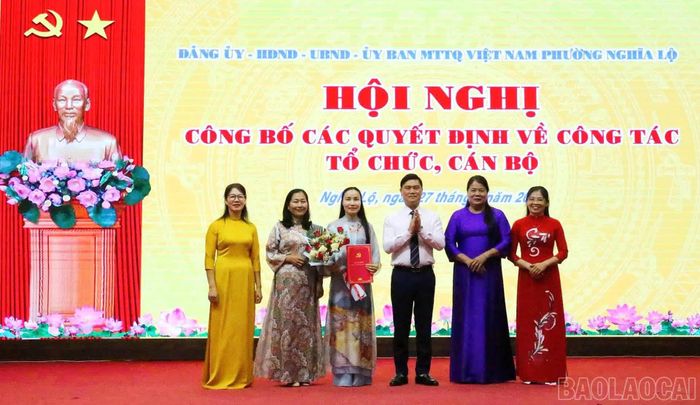 Trao quyết định và tặng hoa chúc mừng cho Ban Giám hiệu Trường Mầm non Hoa Hồng.