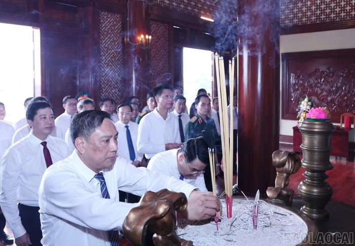Đồng chí Hoàng Giang - Phó Bí thư Thường trực Tỉnh ủy, Chủ tịch HĐND tỉnh dâng hương tưởng nhớ công lao to lớn của Chủ tịch Hồ Chí Minh.