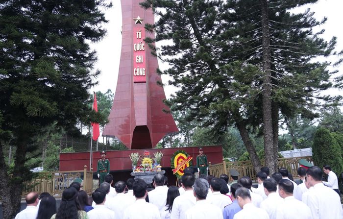 Quang cảnh Lễ dâng hương tại Nghĩa trang Liệt sĩ Trung tâm tỉnh.