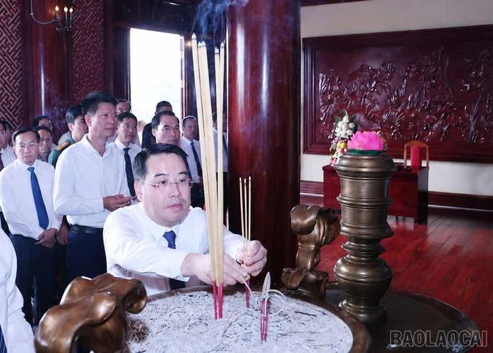 Đồng chí Nguyễn Tuấn Anh - Phó Bí thư Tỉnh ủy, Chủ tịch UBND tỉnh dâng hương tưởng nhớ công lao to lớn của Chủ tịch Hồ Chí Minh.